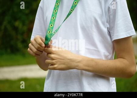 Sonnenblumen-Trageschlaufe, Symbol für Menschen mit unsichtbaren oder versteckten Behinderungen. Stockfoto