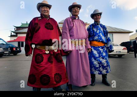 Mongolische Nomaden besuchen das Kloster Gandantegchinlen in Ulaanbaatar, Mongolei. Stockfoto