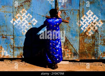 Ein mongolischer Mann, der einen traditionellen mongolischen Deal trägt Stockfoto