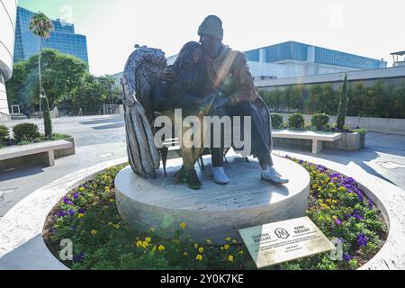 Los Angeles, USA. Januar 2023. Kobe und Gianna Bryant gehörten zu den neun Menschen, die bei einem Hubschrauberabsturz am 26. Januar 2020 in Calabasas ums Leben kamen. Die neue Statue reproduziert einen Moment vom 29. Dezember 2019, als Vater und Tochter am Hof saßen, um ein Heimspiel der Lakers gegen die Dallas Mavericks zu sehen. Kobe trug eine Eagles-Skimütze, die Gianna ihm zu Weihnachten schenkte, und trug ein orangefarbenes WNBA-Sweatshirt. Das Duo wurde in Fotos aufgenommen, in denen die Handlung auf dem Spielfeld diskutiert wurde. (Kreditbild: © Alberto Sibaja/Pacific Press via ZUMA Press Wire) NUR REDAKTIONELLE VERWENDUNG! Nicht für Commer Stockfoto