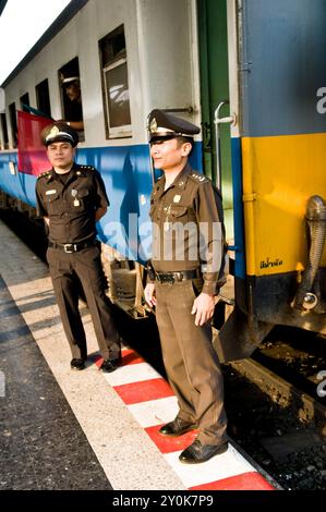 Thailändisches Zugpersonal steht auf dem Bahnsteig am Bahnhof Hua Lamphong in Bangkok, Thailand. Stockfoto