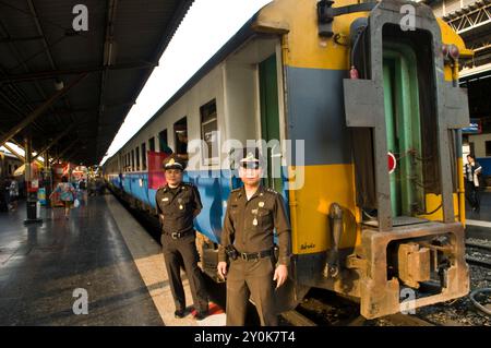 Thailändisches Zugpersonal steht auf dem Bahnsteig am Bahnhof Hua Lamphong in Bangkok, Thailand. Stockfoto