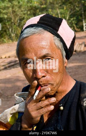 Porträt eines Yao-Mannes, der seine Zigarette raucht. Stockfoto