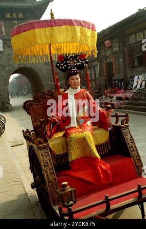 Eine chinesische Schönheit in chinesischem Kleid in der Altstadt von Pingyao, Provinz Shanxi, China Stockfoto