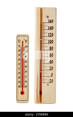 Holzthermometer isoliert auf weißem Hintergrund Stockfoto