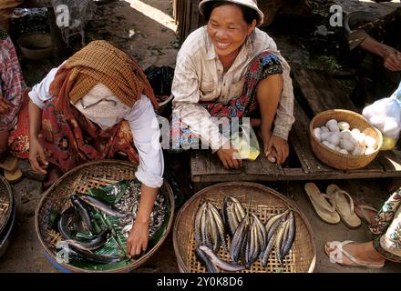 Die Märkte in Kambodscha sind immer bunt und bieten viel Action. Die Leute lächeln, wenn ein geschäftiger Tag vergeht. Stockfoto