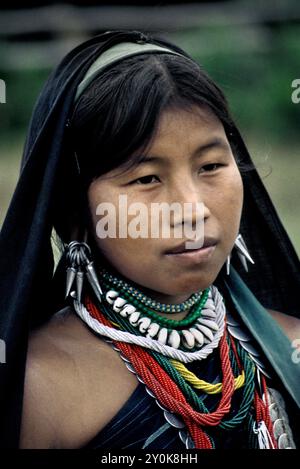 Ein Porträt einer Gayo/Kayaw Karen Frau, aufgenommen in einem der Dörfer um Loikaw, Stockfoto