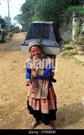 Legen Sie eine Blume Hmong Frau auf dem Weg zum Wochenmarkt... mit ihrem TV! Stockfoto