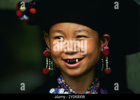 Porträt einer Frau des Stammes Lao Lu in Nord-West-Vietnam. Die Frauen dieses Stammes Farbe ihre Vorderzähne in schwarz. Stockfoto