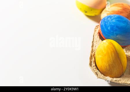 Ostereier in Pastellfarben auf weißem Hintergrund. Selektiver Fokus Stockfoto
