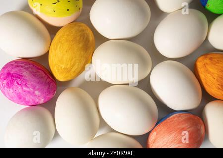 Happy Easter-Konzept. Nahaufnahme von ostereiern mit unterschiedlicher Farbe auf weißem Hintergrund. Selektiver Fokus. Stockfoto