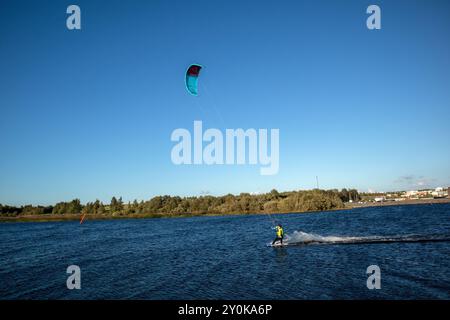 Ende August Kiteboarden auf windigem Meer in Oulu, Finnland Stockfoto