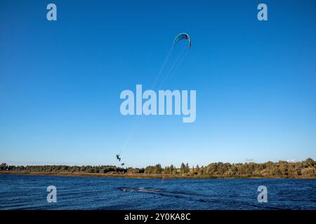 Ende August Kiteboarden auf windigem Meer in Oulu, Finnland Stockfoto