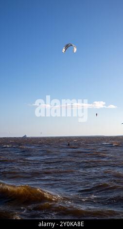 Ende August Kiteboarden auf windigem Meer in Oulu, Finnland Stockfoto