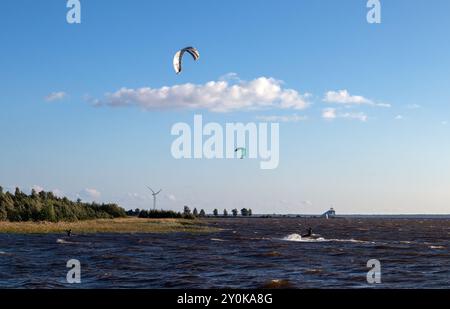 Ende August Kiteboarden auf windigem Meer in Oulu, Finnland Stockfoto