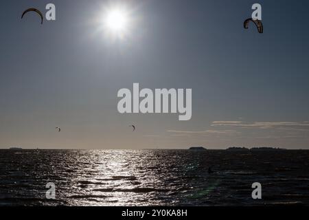 Ende August Kiteboarden auf windigem Meer in Oulu, Finnland Stockfoto