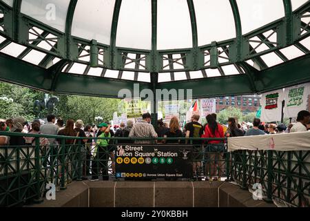 New York Ciy, USA. September 2024. Pro-palästinensische Unterstützer hielten am Labor Day am 2. September 2024 in New York City, NY, einen massiven marsch ab. (Foto: Steve Sanchez/SIPA USA). Quelle: SIPA USA/Alamy Live News Stockfoto