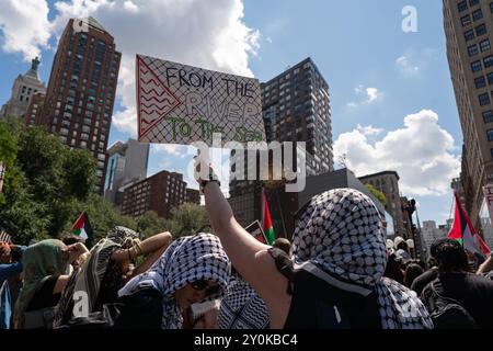 New York Ciy, USA. September 2024. Pro-palästinensische Unterstützer hielten am Labor Day am 2. September 2024 in New York City, NY, einen massiven marsch ab. (Foto: Steve Sanchez/SIPA USA). Quelle: SIPA USA/Alamy Live News Stockfoto