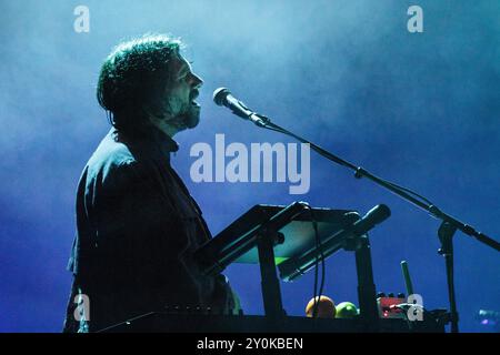 MOUNT KIMBIE, GREEN MAN FESTIVAL, 2024: Die Band Mount Kimbie spielt die Mountain Stage. Tag 2 des Green man Festivals 2024 im Glanusk Park, Brecon, Wales am 16. August 2024. Foto: Rob Watkins. INFO: Mount Kimbie ist ein britisches Musikduo, das für seine innovative Mischung aus Post-Dubstep, Ambient und experimentellen Sounds bekannt ist. Ihre Musik zeichnet sich durch komplexe Rhythmen, atmosphärische Texturen und emotionale Vocals aus, die eine einzigartige und einflussreiche Präsenz in der elektronischen Musikszene schaffen. Stockfoto