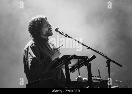 MOUNT KIMBIE, GREEN MAN FESTIVAL, 2024: Die Band Mount Kimbie spielt die Mountain Stage. Tag 2 des Green man Festivals 2024 im Glanusk Park, Brecon, Wales am 16. August 2024. Foto: Rob Watkins. INFO: Mount Kimbie ist ein britisches Musikduo, das für seine innovative Mischung aus Post-Dubstep, Ambient und experimentellen Sounds bekannt ist. Ihre Musik zeichnet sich durch komplexe Rhythmen, atmosphärische Texturen und emotionale Vocals aus, die eine einzigartige und einflussreiche Präsenz in der elektronischen Musikszene schaffen. Stockfoto