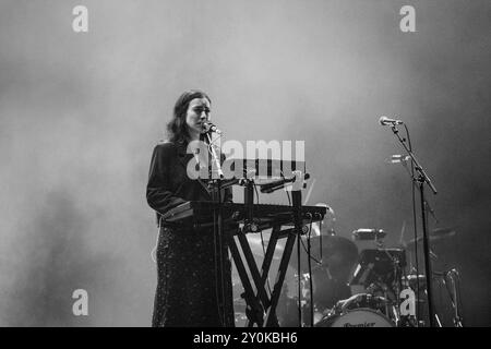 MOUNT KIMBIE, GREEN MAN FESTIVAL, 2024: Die Band Mount Kimbie spielt die Mountain Stage. Tag 2 des Green man Festivals 2024 im Glanusk Park, Brecon, Wales am 16. August 2024. Foto: Rob Watkins. INFO: Mount Kimbie ist ein britisches Musikduo, das für seine innovative Mischung aus Post-Dubstep, Ambient und experimentellen Sounds bekannt ist. Ihre Musik zeichnet sich durch komplexe Rhythmen, atmosphärische Texturen und emotionale Vocals aus, die eine einzigartige und einflussreiche Präsenz in der elektronischen Musikszene schaffen. Stockfoto