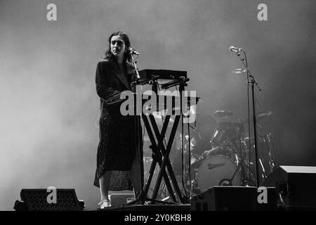 MOUNT KIMBIE, GREEN MAN FESTIVAL, 2024: Die Band Mount Kimbie spielt die Mountain Stage. Tag 2 des Green man Festivals 2024 im Glanusk Park, Brecon, Wales am 16. August 2024. Foto: Rob Watkins. INFO: Mount Kimbie ist ein britisches Musikduo, das für seine innovative Mischung aus Post-Dubstep, Ambient und experimentellen Sounds bekannt ist. Ihre Musik zeichnet sich durch komplexe Rhythmen, atmosphärische Texturen und emotionale Vocals aus, die eine einzigartige und einflussreiche Präsenz in der elektronischen Musikszene schaffen. Stockfoto