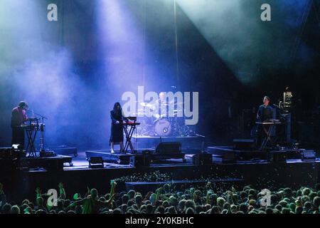 MOUNT KIMBIE, GREEN MAN FESTIVAL, 2024: Ein weites Bühnenbild, während die Band Mount Kimbie die Mountain Stage spielt. Tag 2 des Green man Festivals 2024 im Glanusk Park, Brecon, Wales am 16. August 2024. Foto: Rob Watkins. INFO: Mount Kimbie ist ein britisches Musikduo, das für seine innovative Mischung aus Post-Dubstep, Ambient und experimentellen Sounds bekannt ist. Ihre Musik zeichnet sich durch komplexe Rhythmen, atmosphärische Texturen und emotionale Vocals aus, die eine einzigartige und einflussreiche Präsenz in der elektronischen Musikszene schaffen. Stockfoto