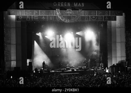 MOUNT KIMBIE, GREEN MAN FESTIVAL, 2024: Ein weites Bühnenbild, während die Band Mount Kimbie die Mountain Stage spielt. Tag 2 des Green man Festivals 2024 im Glanusk Park, Brecon, Wales am 16. August 2024. Foto: Rob Watkins. INFO: Mount Kimbie ist ein britisches Musikduo, das für seine innovative Mischung aus Post-Dubstep, Ambient und experimentellen Sounds bekannt ist. Ihre Musik zeichnet sich durch komplexe Rhythmen, atmosphärische Texturen und emotionale Vocals aus, die eine einzigartige und einflussreiche Präsenz in der elektronischen Musikszene schaffen. Stockfoto