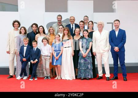 Regisseurin Maura Delpero mit Cast und Team und Festival-Direktor Alberto Barbera bei der Premiere des Kinofilms 'Vermiglio' auf der Biennale di Venezia 2024 / 81. Internationale Filmfestspiele von Venedig im Palazzo del Cinema. Venedig, 02.09.2024 Stockfoto