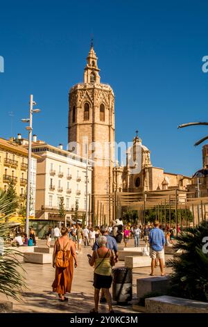 Blick auf die Kathedrale und den Glockenturm El Miguelete, Placa de la Reina, Valencia, Spanien. Stockfoto