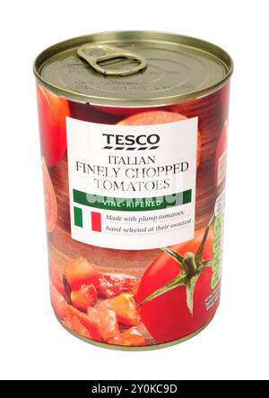 Tesco fein gehackte italienische Tomaten in Tomatensaft, hergestellt mit gereiften Tomaten aus der Weinrebe in einer 400 g Dose Stockfoto