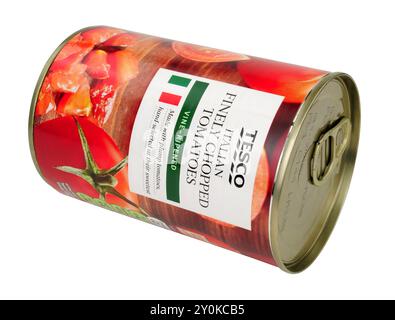 Tesco fein gehackte italienische Tomaten in Tomatensaft, hergestellt mit gereiften Tomaten aus der Weinrebe in einer 400 g Dose Stockfoto