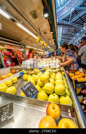 Frische Produkte auf dem zentralen Markt (Mercat Central), Plaza Ciutat de Brüges, Valencia, Spanien. Stockfoto