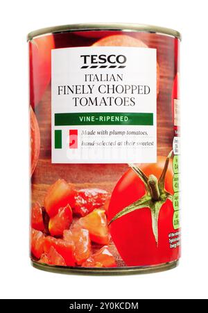 Tesco fein gehackte italienische Tomaten in Tomatensaft, hergestellt mit gereiften Tomaten aus der Weinrebe in einer 400 g Dose Stockfoto