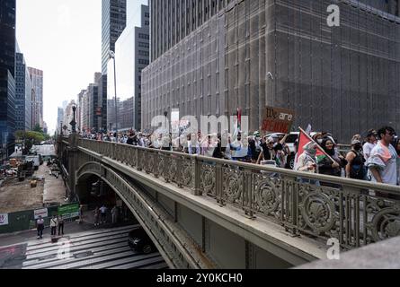 New York Ciy, USA. September 2024. Pro-palästinensische Unterstützer hielten am Labor Day am 2. September 2024 in New York City, NY, einen massiven marsch ab. (Foto: Steve Sanchez/SIPA USA). Quelle: SIPA USA/Alamy Live News Stockfoto