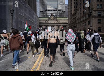 New York Ciy, USA. September 2024. Pro-palästinensische Unterstützer hielten am Labor Day am 2. September 2024 in New York City, NY, einen massiven marsch ab. (Foto: Steve Sanchez/SIPA USA). Quelle: SIPA USA/Alamy Live News Stockfoto