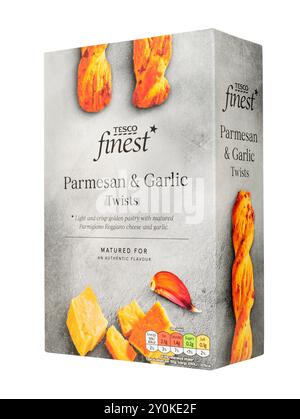 Tesco feinste Parmesan- und Knoblauch-Twists, blättrige Blätterteig-Twists mit parmigiano reggiano Käse und Knoblauch in einer 100-g-Box Stockfoto