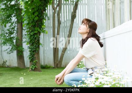 Junge Frau im Garten entspannen Stockfoto