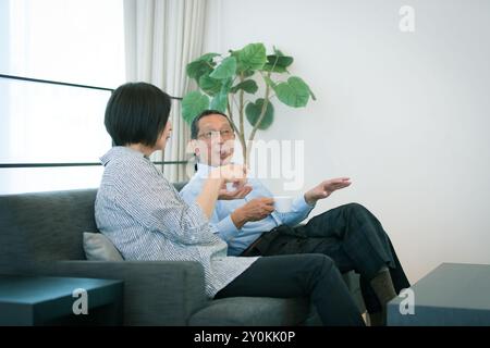 Älteres Paar auf der Couch entspannen Stockfoto