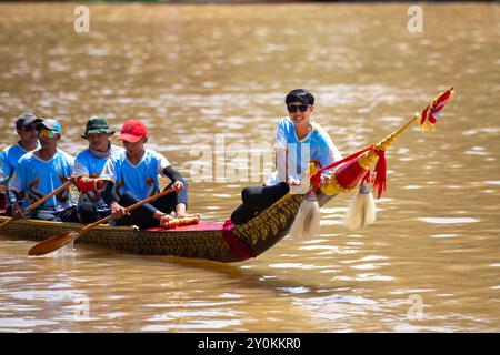 Luang Prabang, Laos. September 2024. Die Menschen nehmen an einem jährlichen Drachenboot-Rennfestival in Luang Prabang, Laos, am 2. September 2024 Teil. Quelle: Kaikeo Saiyasane/Xinhua/Alamy Live News Stockfoto