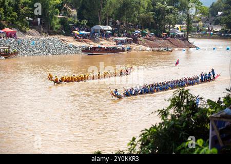 Luang Prabang, Laos. September 2024. Die Menschen nehmen an einem jährlichen Drachenboot-Rennfestival in Luang Prabang, Laos, am 2. September 2024 Teil. Quelle: Kaikeo Saiyasane/Xinhua/Alamy Live News Stockfoto