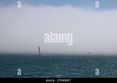 Santa Barbara, CA, USA. September 2024. Der 2. September 2024 ist der fünfjährige Jahrestag der Tragödie der Conception Boat Fire Tragedy auf den Kanalinseln, bei der 34 Menschen unter Deck gefangen und bei einem nächtlichen Feuer auf dem Tauchboot vor der Küste von Santa Cruz getötet wurden. Ein Segelboot treibt im Nebel an der Gedenkstätte vorbei. (Kreditbild: © Amy Katz/ZUMA Press Wire) NUR REDAKTIONELLE VERWENDUNG! Nicht für kommerzielle ZWECKE! Stockfoto