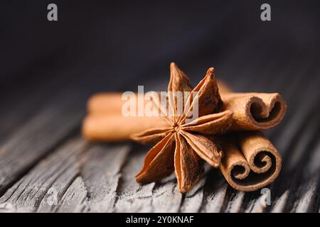 Makroaufnahme von Anisstern und zwei Zimtstäbchen aus der Nähe. Lebensmittelfotografie Stockfoto