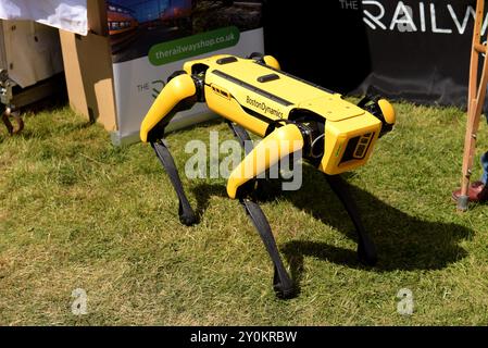 Ein Roboterhund von Boston Dynamics Spot auf der Rail Live, Eisenbahnmesse, Juni 2024 Stockfoto