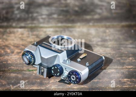 Alte sowjetische analoge 35-mm-Filmkamera ohne Objektiv Stockfoto