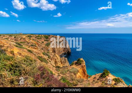 Blick auf die Küste von Lagos Portugal zwischen Ponta da Piedade und Luz mit goldenen Klippen und blauem atlantik Stockfoto