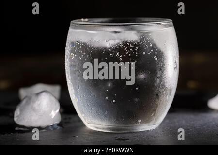 Eiskohlensäurehaltiges Wasser mit einem Glas Eis, Eisnatron mit viel Gas Stockfoto