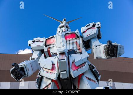 Riesiger gundam-Roboter, der hoch über dem blauen Himmel in odaiba, tokio, japan steht Stockfoto