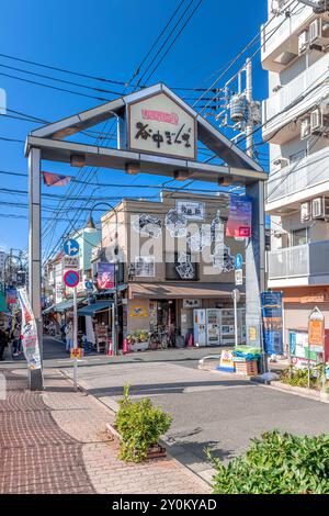 Schild der nakamise Einkaufsstraße, die zum kawasaki daishi Tempel in kawasaki, japan führt Stockfoto