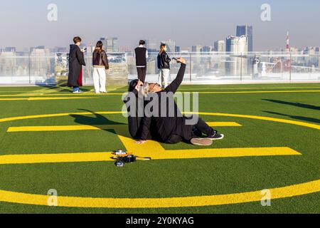 Touristen auf dem Shibuya Scramble Square machen Fotos von sich selbst auf einem Dach von tokio Stockfoto